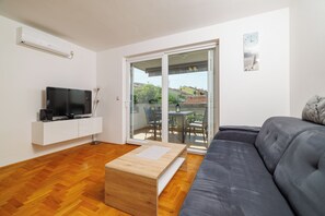 TV - Apartment with balcony for 4 persons (Crikvenica)