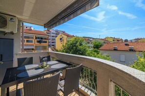 Outdoor dining - Apartment with balcony for 4 persons (Crikvenica)