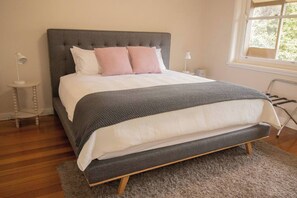 2 bedrooms, iron/ironing board, free WiFi - Enjoy a stylish and comfortable stay in this beautifully presented, centrally located<br>apartment—perfect for families, professionals, or weekend getaways. (Lake Wendouree)