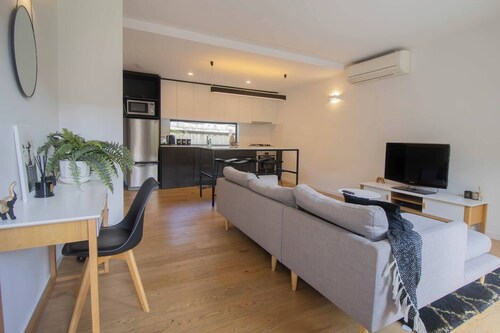 This house is a 2 bedroom(s), 1 bathrooms, located in Lake Wendouree, VIC.