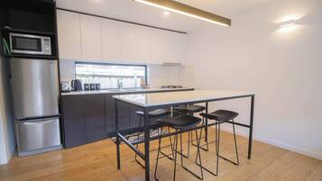 Fridge, oven, stovetop, dishwasher