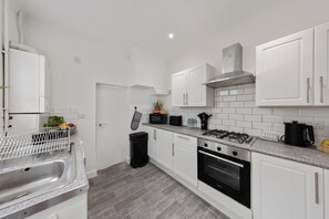 Private kitchen - Stylish and Cosy 3Bd- WiFi- Long Stay Ready (Gillingham)