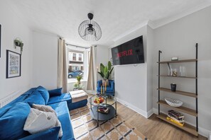 Living area - Stylish and Cosy 3Bd- WiFi- Long Stay Ready (Gillingham)