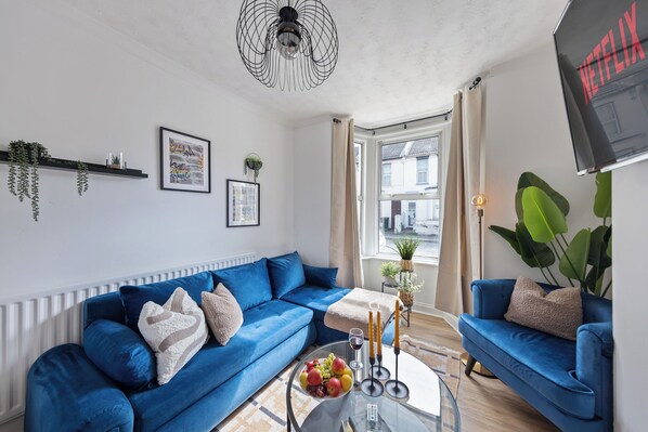 Living area - Stylish and Cosy 3Bd- WiFi- Long Stay Ready (Gillingham)