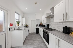 Private kitchen - Stylish and Cosy 3Bd- WiFi- Long Stay Ready (Gillingham)