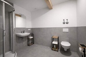 Een douche, een haardroger, handdoeken
