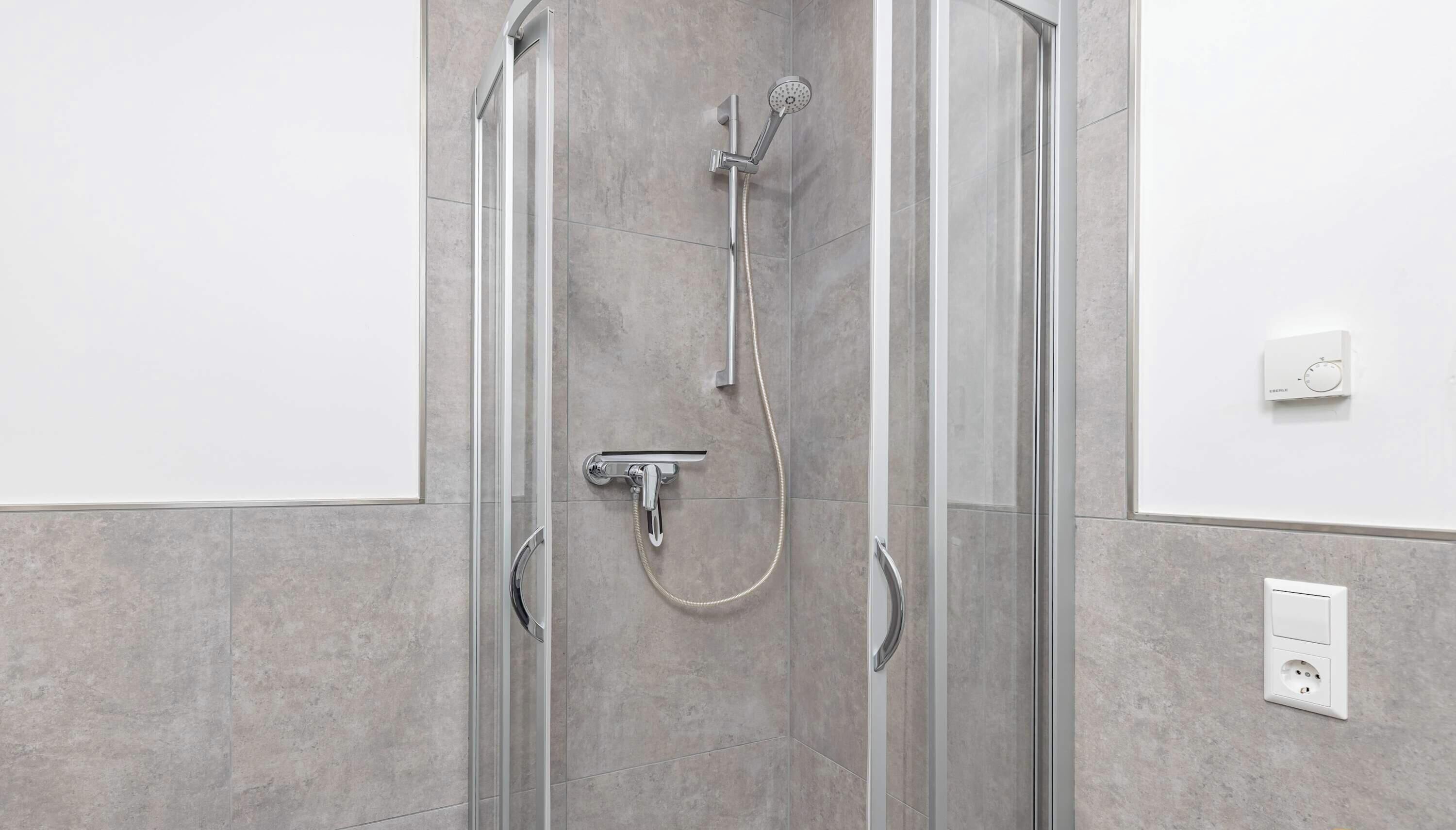 Dusche, Haartrockner, Handtücher