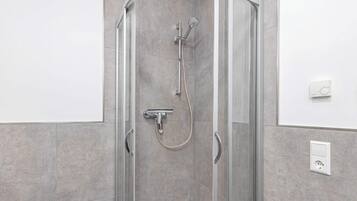Dusche, Haartrockner, Handtücher
