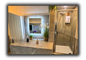 Douche, serviettes fournies, savon, shampoing