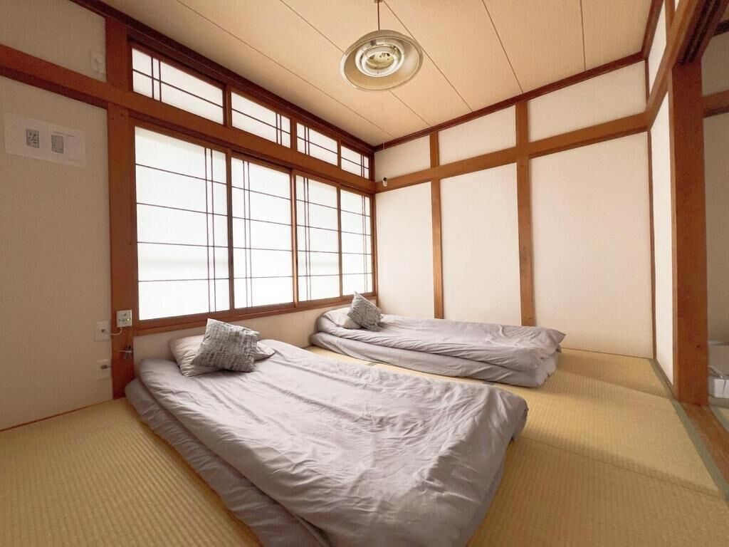2 室のベッドルーム、アイロン / アイロン台、WiFi (無料)、ベッドシーツ