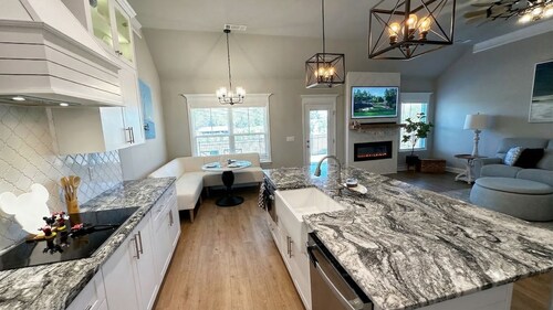 New 4B Luxury Farmhouse with Horse Farm Views • Peaceful Masters Week Stay