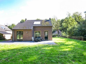 Exterior - Serene Ewijk Abode by the Lake (Ewijk)
