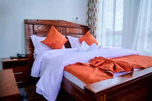 Habitació doble Comfort, vistes a la ciutat | Escriptori, planxa i posts de planxar i roba de llit 