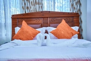 Habitació doble clàssica, vistes a la ciutat | Escriptori, planxa i posts de planxar i roba de llit 