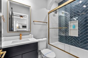 Hair dryer - Sophisticated 4BR/3BA ResidenceOnFloridaAve+Parkng (Washington)