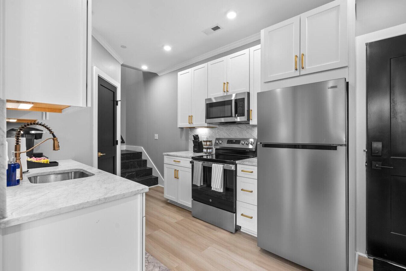 Coffee/tea maker, fridge, microwave, oven
