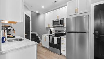 Coffee/tea maker, fridge, microwave, oven