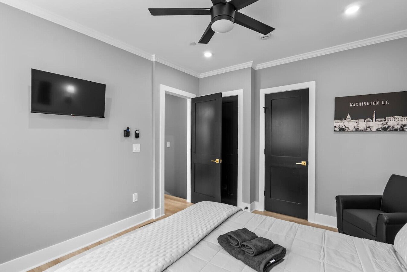 4 bedrooms, desk, iron/ironing board, WiFi