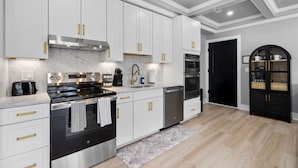 Coffee/tea maker, fridge, microwave, oven - Elegant 5BR Condo+ Florida Ave | Room for Everyone (Washington)