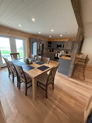 Dining - Luxury Beach Front Villa - Cleaveland Beach 69 (Queensland)