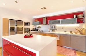 Full-sized fridge, microwave, oven, stovetop - AGORA LOFT Acropolis View (Athens)