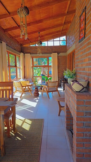 Luxury-Apartment, Balkon, Bergblick | Wohnbereich