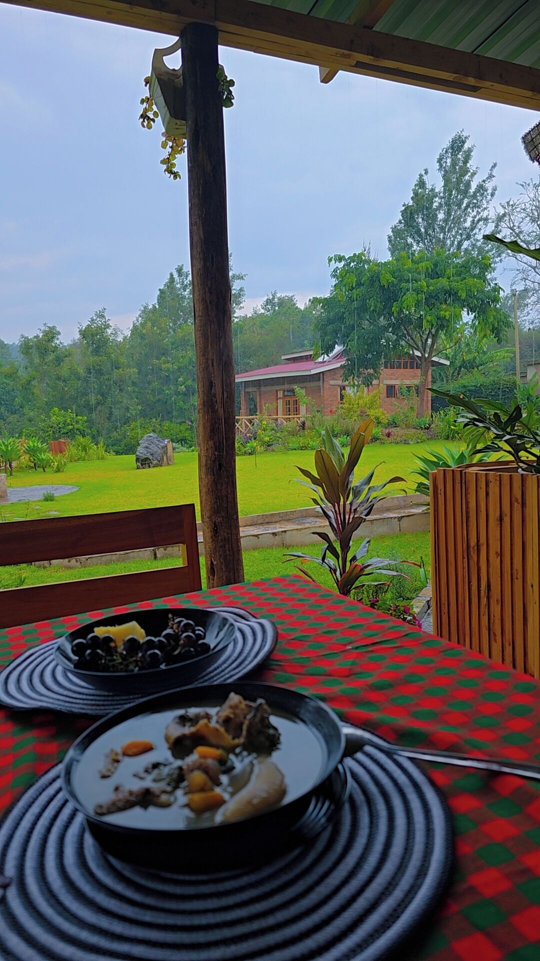 Luxe appartement, balkon, uitzicht op bergen | Buiten dineren