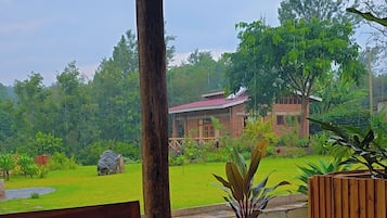 Luxe appartement, balkon, uitzicht op bergen | Buiten dineren