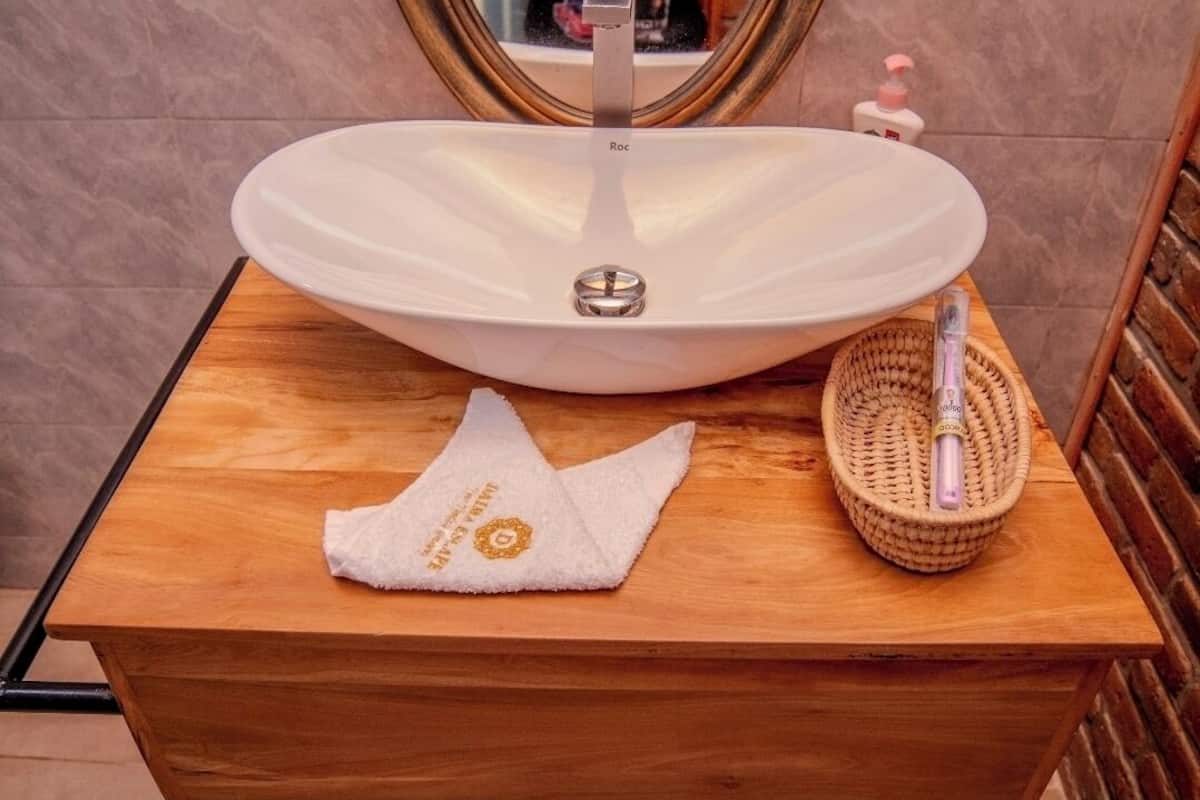 Appartement luxueux, balcon, vue sur la montagne | Salle de bain