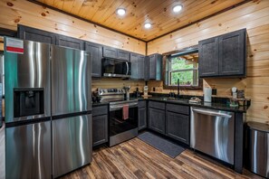 Private kitchen - Hot Tub, Fire Pit, Arcade Games, Mountain Views, Sleeps 6 (Sevierville)