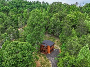 Exterior - Hot Tub, Fire Pit, Arcade Games, Mountain Views, Sleeps 6 (Sevierville)