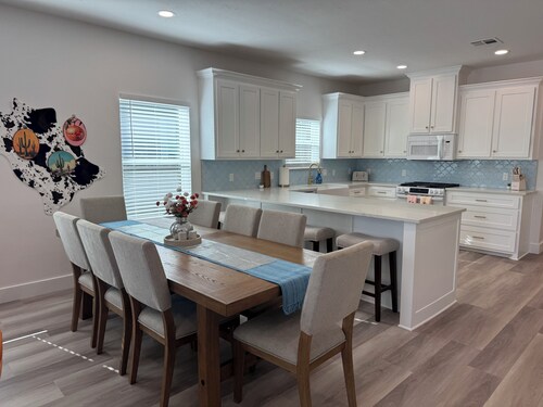 The Disco Cowgirl! 1 mile to Baylor, 1/2 mile to Magnolia Silos!