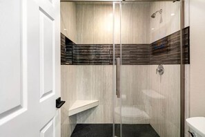 シャワー、石鹸、トイレットペーパー