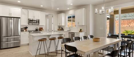 House, 5 Bedrooms | Dining