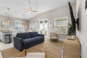 Living area - 140 Pearl Paradise 3br/2ba W/ Pool! 3 Bedroom Home (Fort Myers Beach)