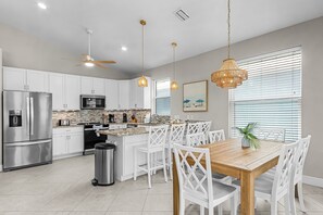 House, 3 Bedrooms | Private kitchen - 140 Pearl Paradise 3br/2ba W/ Pool! 3 Bedroom Home (Fort Myers Beach)