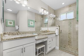 House, 3 Bedrooms | Bathroom - 140 Pearl Paradise 3br/2ba W/ Pool! 3 Bedroom Home (Fort Myers Beach)
