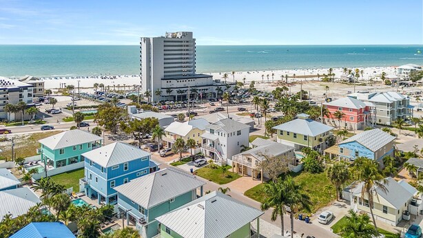 Zona residencial costera con casas, un hotel y una playa.