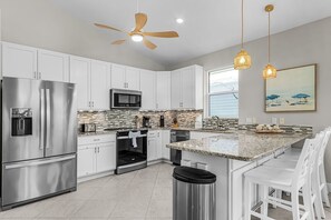 House, 3 Bedrooms | Private kitchen - 140 Pearl Paradise 3br/2ba W/ Pool! 3 Bedroom Home (Fort Myers Beach)