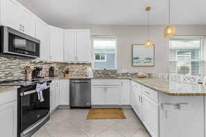 Private kitchen - 140 Pearl Paradise 3br/2ba W/ Pool! 3 Bedroom Home (Fort Myers Beach)