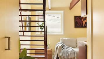 Comfort Loft, Multiple Beds, Non Smoking, Private Bathroom | Interior