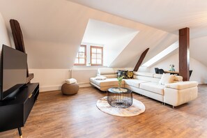 Lägenhet Comfort - 2 sovrum | Vardagsrum | 55-tums smart-tv med digitalkanaler