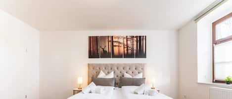 Comfort-Apartment, 1 King-Bett und Schlafsofa | Schreibtisch, laptopgeeigneter Arbeitsplatz, Verdunkelungsvorhänge