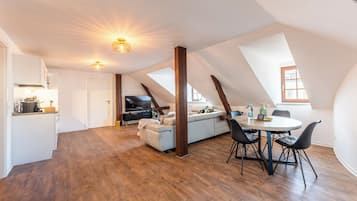 Condo conforto, 2 quartos | Área de estar