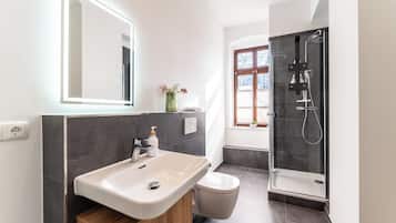 Apartment, 1 King-Bett und Schlafsofa | Badezimmer