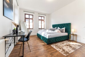 Lägenhet - 1 kingsize-säng med bäddsoffa | Skrivbord, arbetsyta för laptop och mörkläggningsgardiner