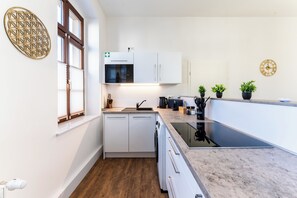 Appart'hôtel Confort, 1 très grand lit | Cuisine privée