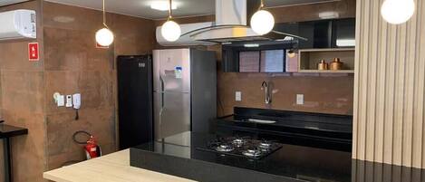 Réfrigérateur, four à micro-ondes, un four, surface de cuisson