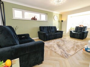 Living area - 46 Chafeys Avenue (Weymouth)