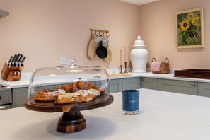 Electric kettle, toaster, cleaning supplies, freezer - The Stables Banham Cottages (Bourton-on-the-Water)